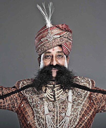 Illustrasjonsfoto: Ram Singh Chauhan fra India har verdens lengste bart på 4,29 meter delt i to og surret rundt hver arm.