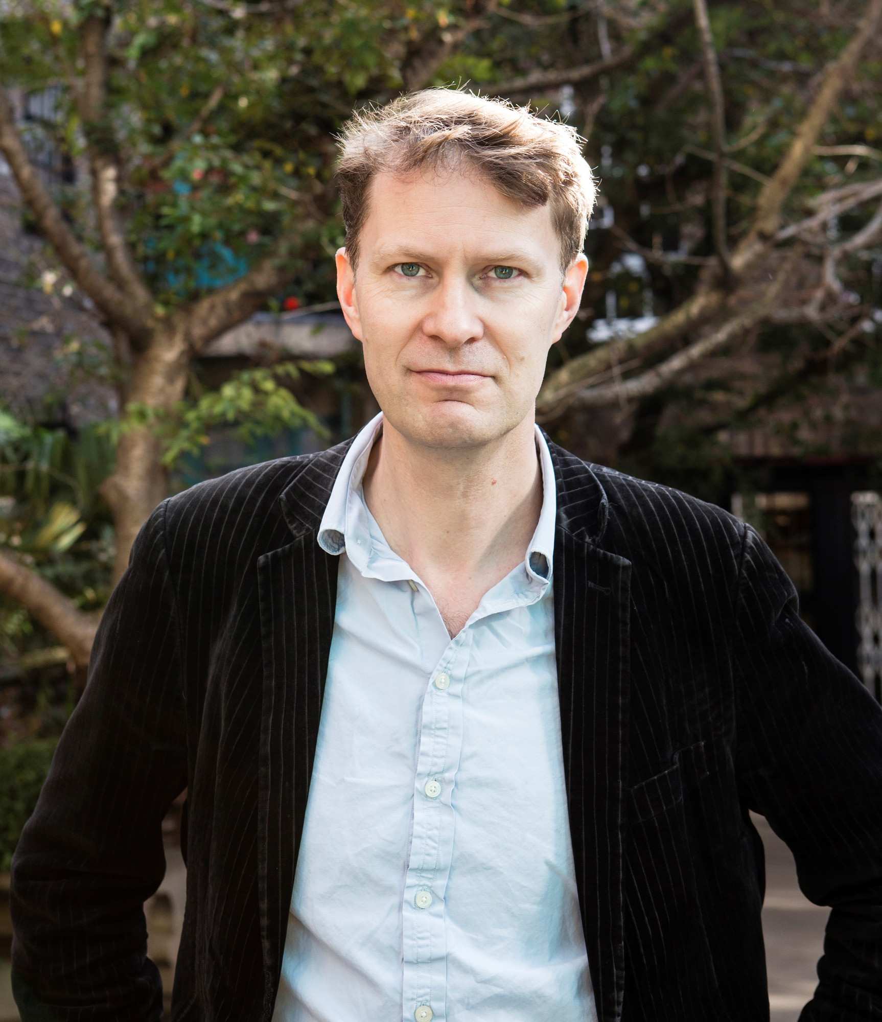 Portrett i halvfigur av forfatter og journalist Luke Harding.