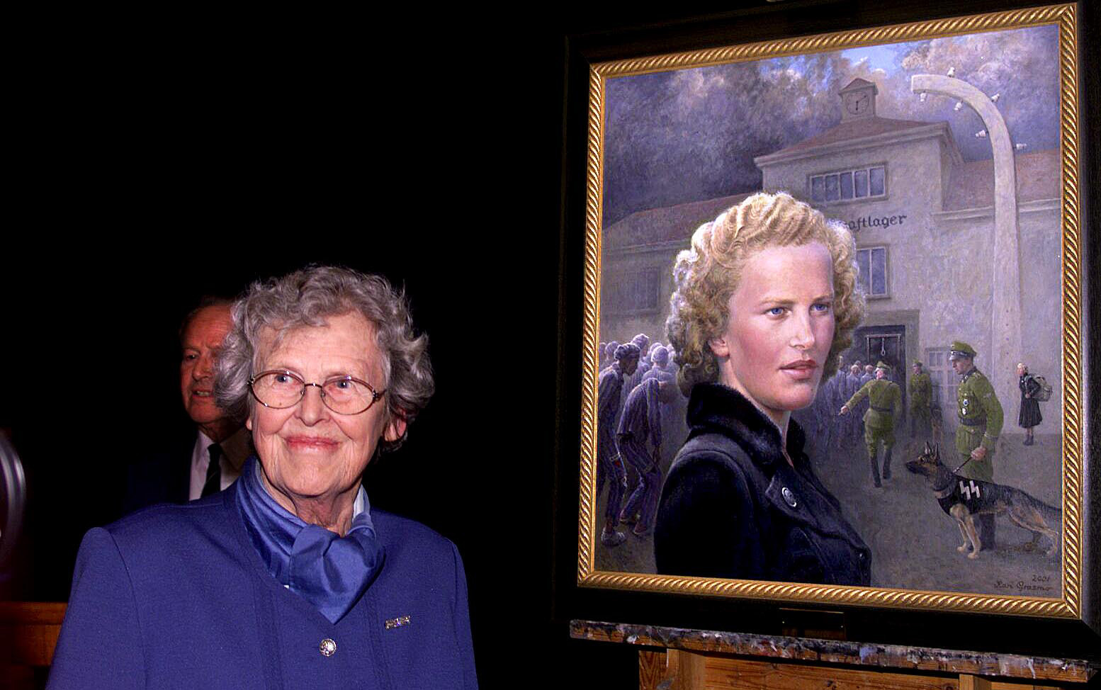 Wanda Hjort Heger ved sitt portrett malt av Kari Grasmo.