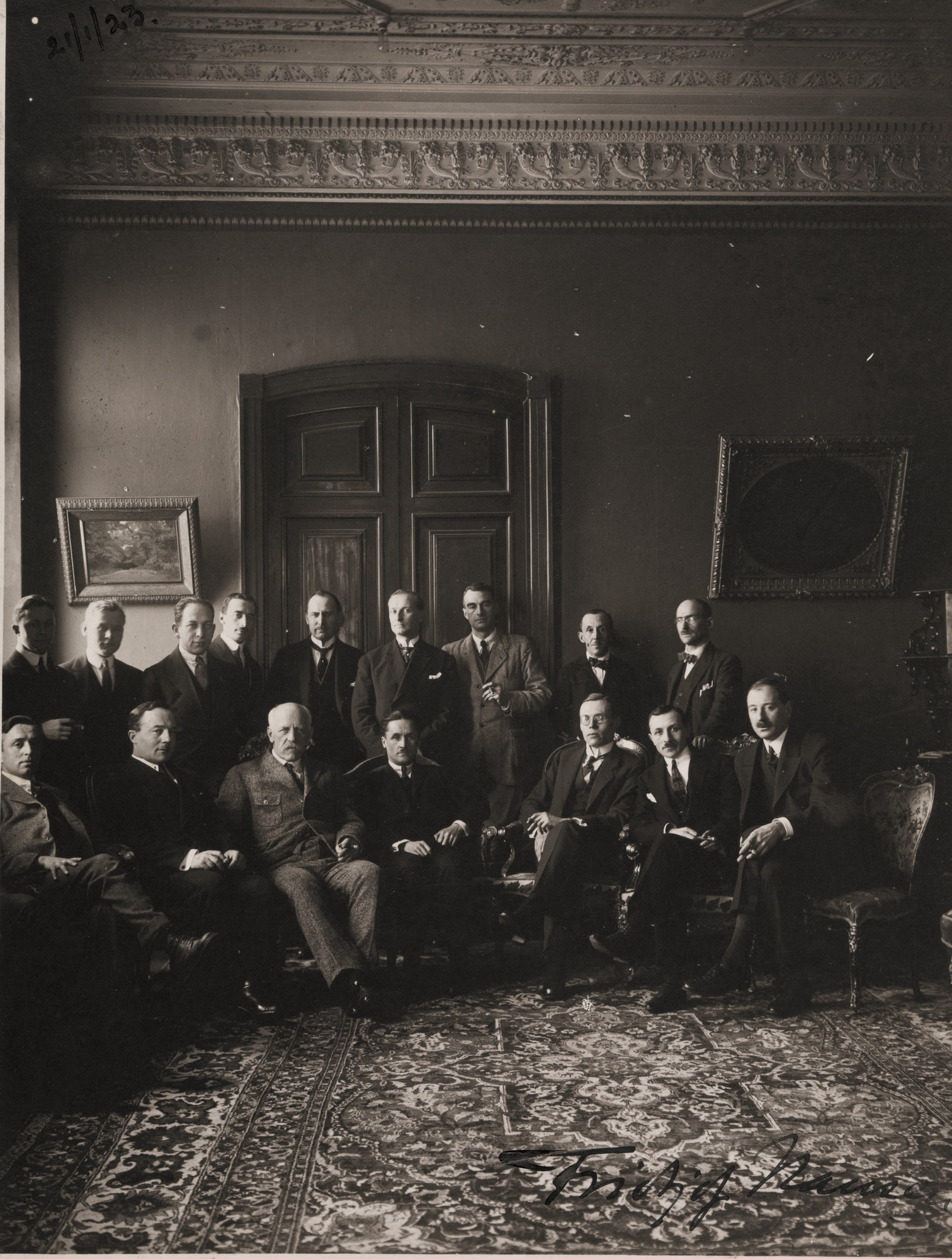 Fra et møte i Nansenmisjonen,
21. januar
1923. Sittende
fra
venstre: nr. 2 er
M. Lander, representant
for den russiske
regjeringen;
nr. 3 Fridtjof Nansen,
leder, nr. 4 Edouard
Frick, representant
for The International
Relief Conference
in Genève: nr. 5 dr.
Hermod Lannung,
dansk, Nansens representant
for hjelpen
til de intellektuelle
i Sør-Russland.
Stående fra venstre:
nr. 1 er Haakon Khars
Sund; nr. 2. er John
Gosvin, leder for
Nansenmisjonens
kontor i Moskva; nr. 4
T.G. Eybye, Dansk
Røde Kors, organisator
og leder for
Nansenmisjonens
kontor i Kharkov
(sammen med Lena
Tidemann).