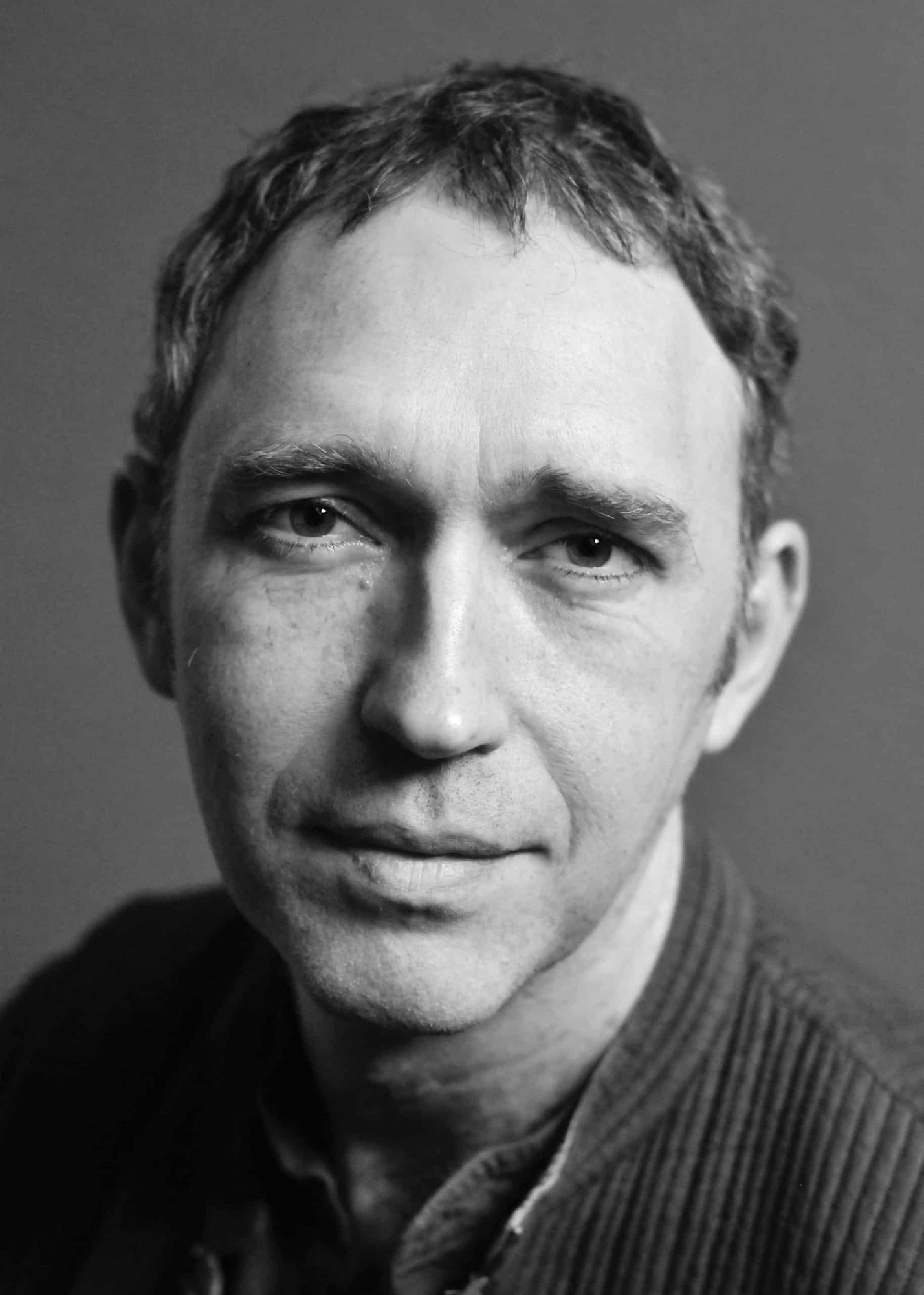 Portrett av Roman Krznaric i svart/hvitt.