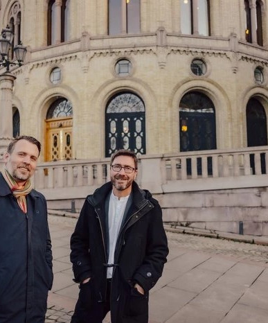 Borchgrevink og Vesbø foran Stortinget