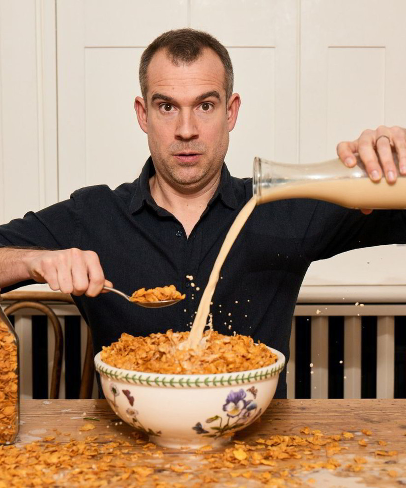 Chris van Tulleken heller sjokolademelk over cornflakes, klar til å spise