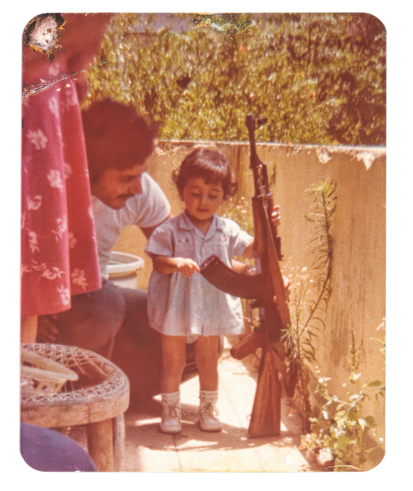Rana Issa og faren hjemme på verandaen i Beirut. Foto fra Tung tids tale