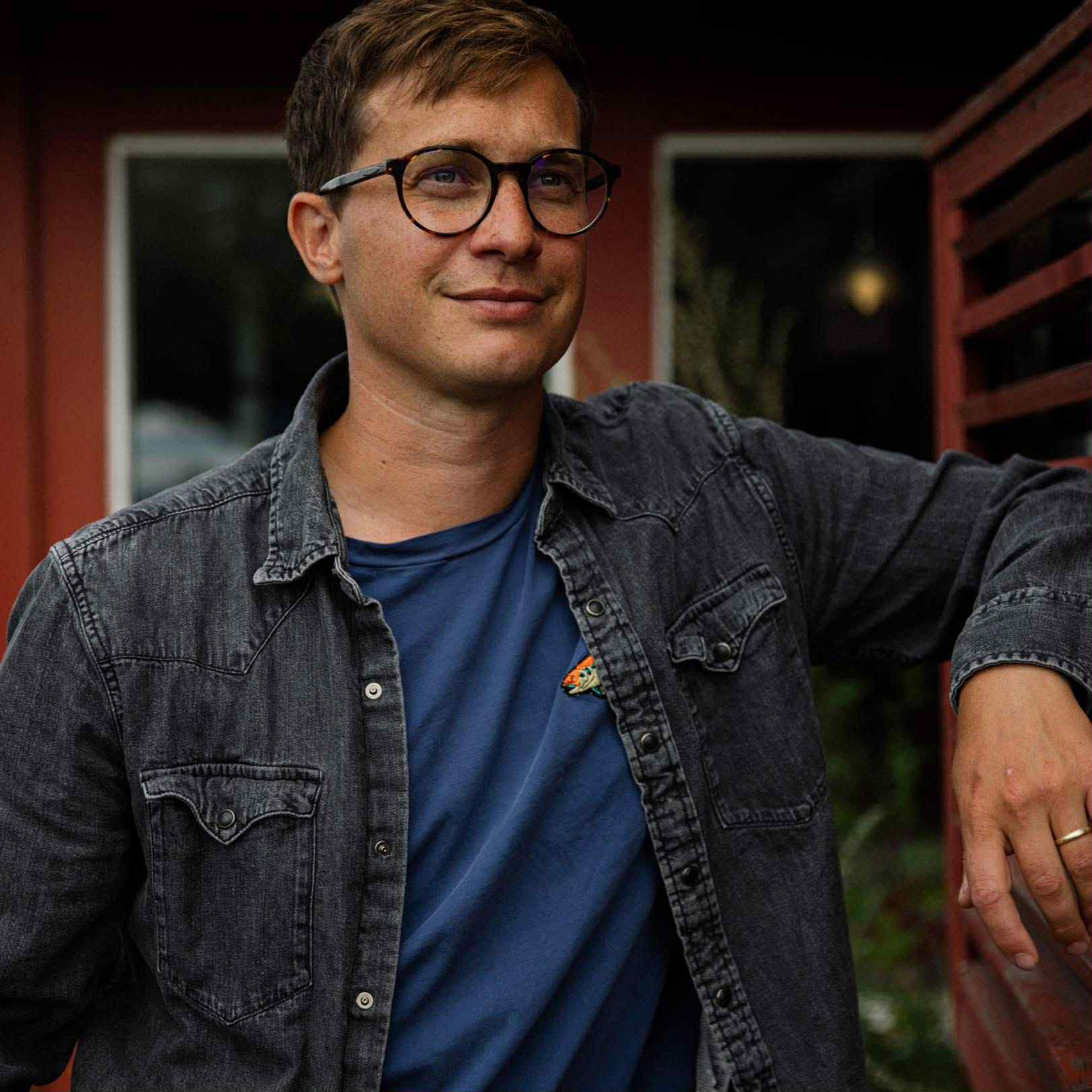 Ola Innset utenfor et nedlagt motell i Moss. Foto: Jørgen Nordby