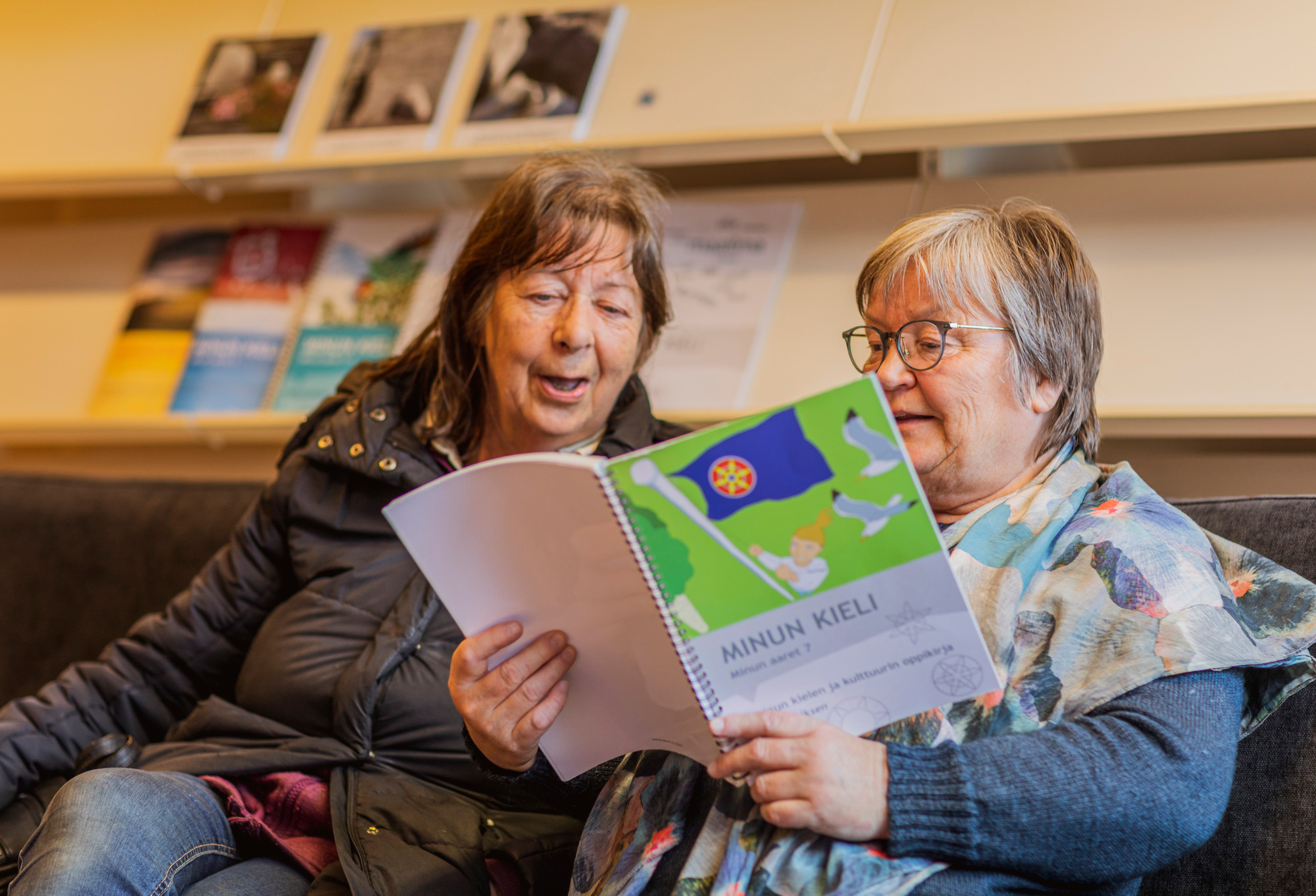 Agnes Eriksen ser i ei av lærebøkene ho har skrive saman med sambygding Ragnhild Larsen. Foto: Tanja Nordbye Media