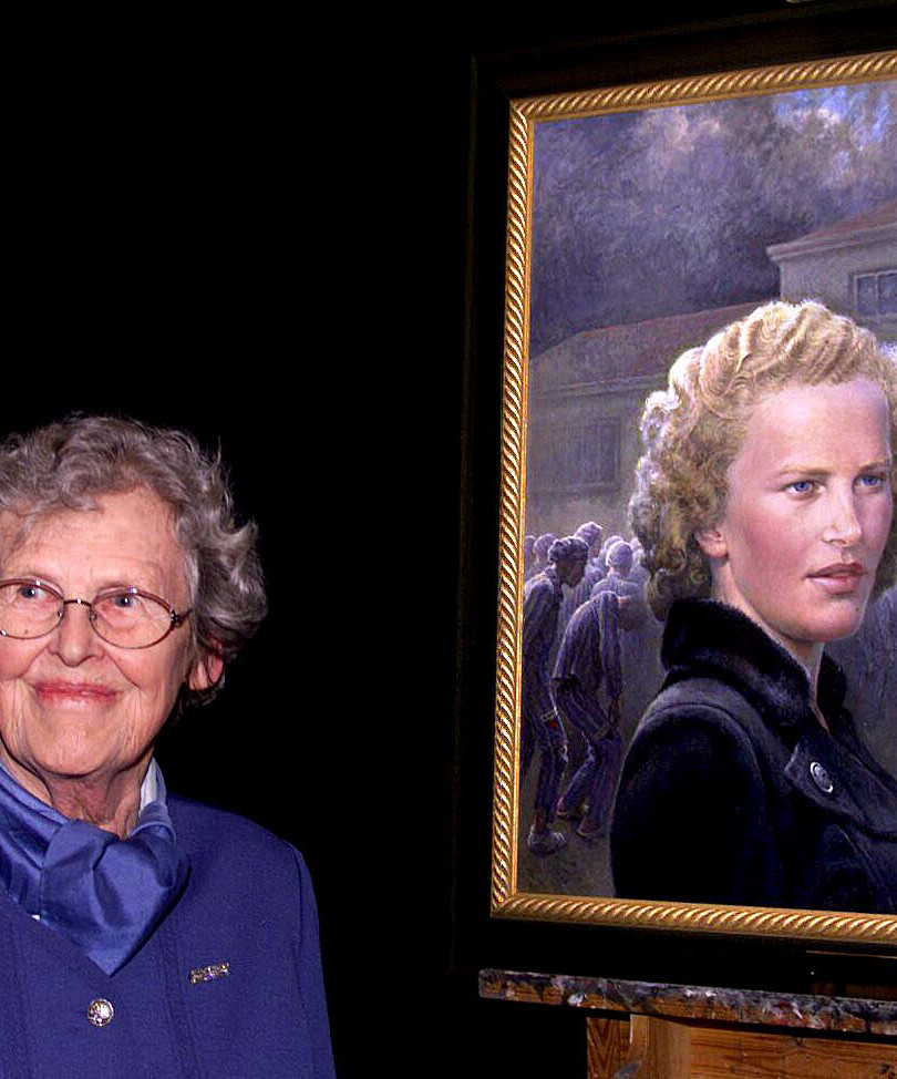 Wanda Hjort Heger ved sitt portrett malt av Kari Grasmo.