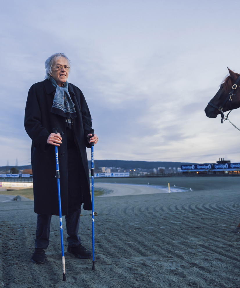 Dag Solstad og den åtte år gamle varmblodstraveren Reggae d’Estino på Bjerke Travbane. Foto: Fartein Rudjord / Forlaget Oktober