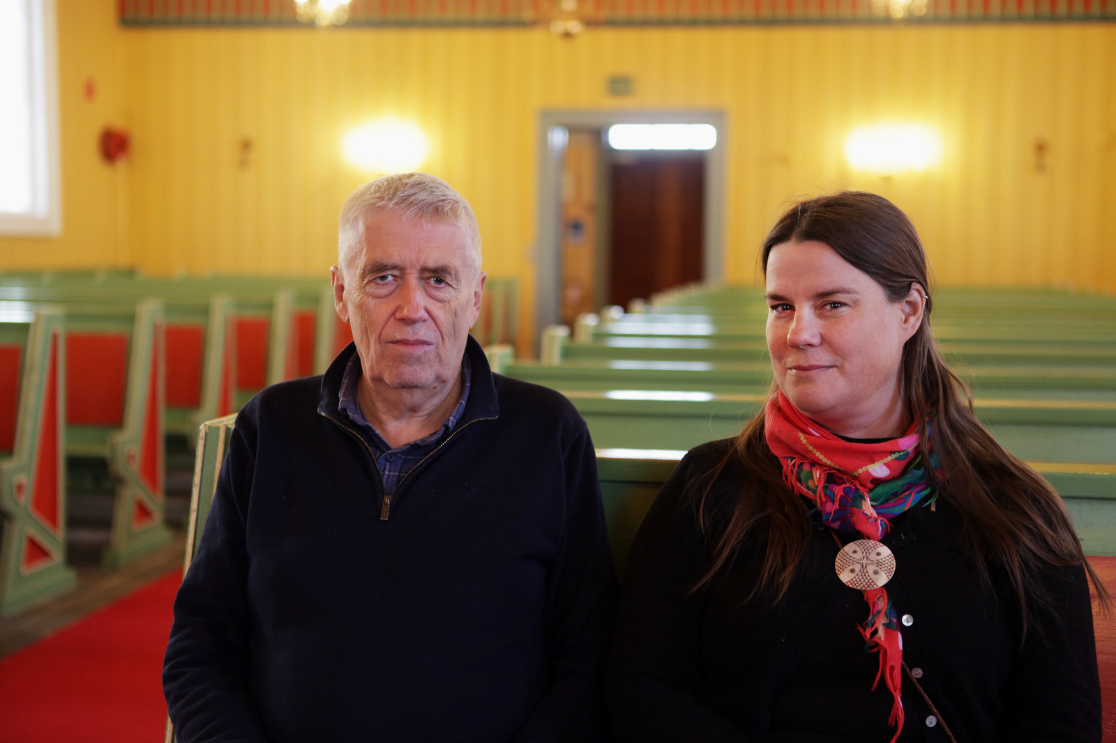 Bildet viser Jon Todal og Lovisa Mienna Sjöberg sittende i en kirkebenk. 