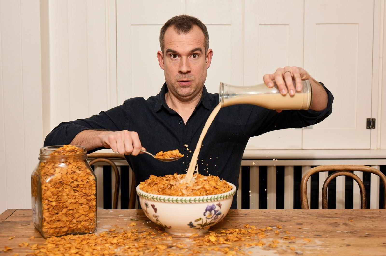Chris van Tulleken heller sjokolademelk over cornflakes, klar til å spise