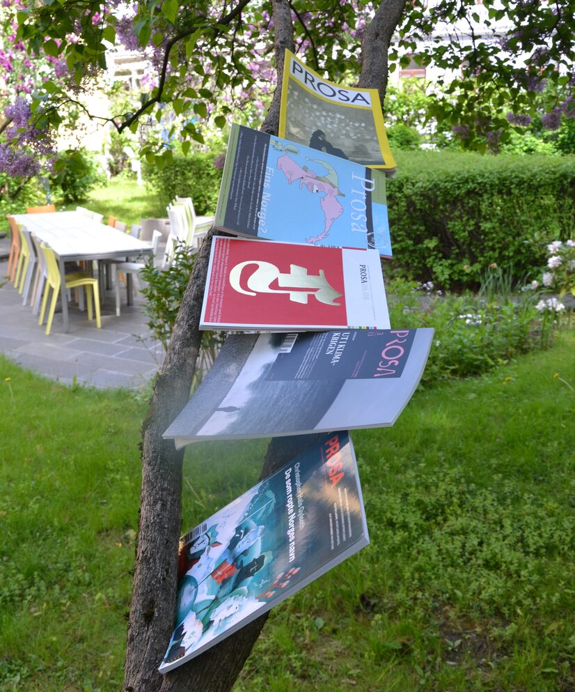 Foto som viser fem utgaver av Prosa fra ulike redaktørperioder.