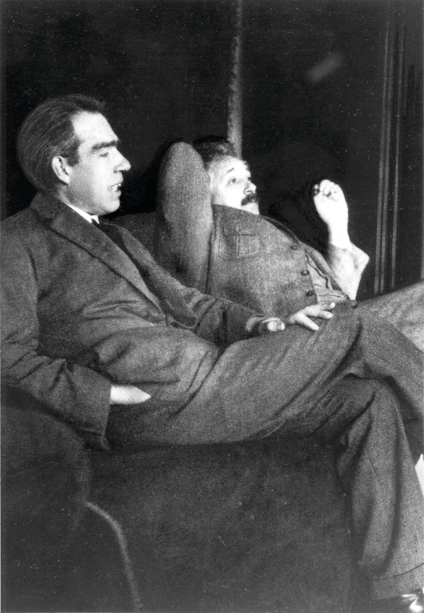 Niels Bohr og Albert Einstein. Bildet er tatt
i Paul Ehrenfests hjem
i Leiden i Nederland.
Anledningen var
trolig 50-årsjubileet
for Hendrik Lorentz’
doktorat (11. desember
1925).