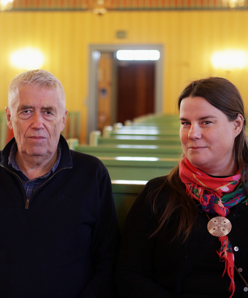 Bildet viser Jon Todal og Lovisa Mienna Sjöberg sittende i en kirkebenk. 