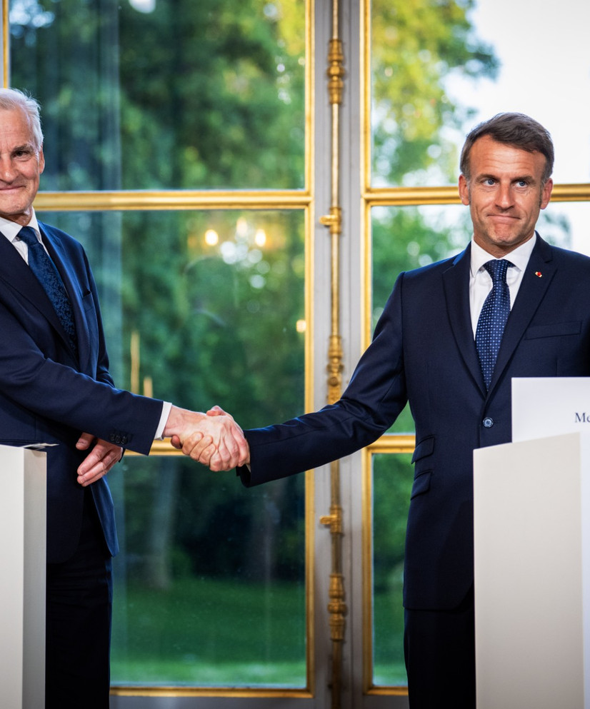 Jonas Gahr Støre tar Emmanuel Macron i handa etter samtalar om atomvåpen i Paris. Foto: Ole Berg-Rusten / NTB