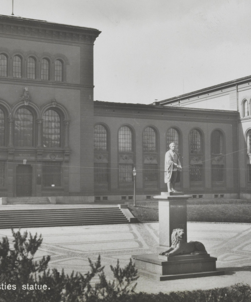 Christie-støtten på Muséplassen på "Leninhøyden", i hjertet av Universitetet i Bergen.