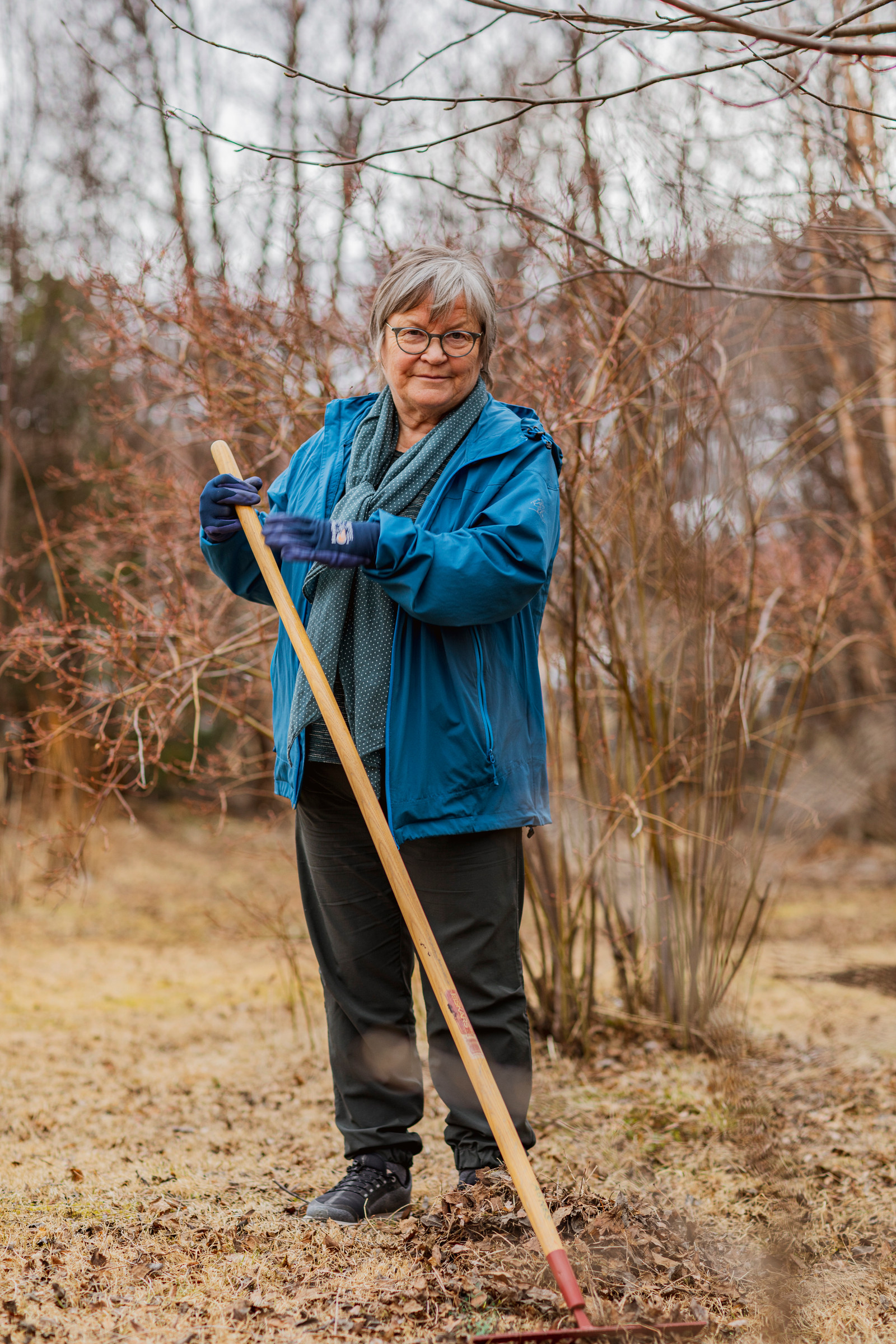 Agnes Eriksen rakar vissent lauv i hagen. Gamle haldningar til minoritetsspråk må bort slik gamalt løv må bort, så nytt kan gro, seier ho. Foto: Tanja Nordbye Media