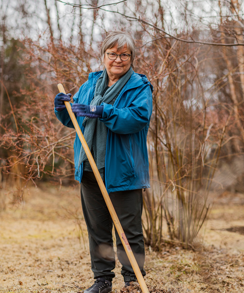 Agnes Eriksen rakar vissent lauv i hagen. Gamle haldningar til minoritetsspråk må bort slik gamalt løv må bort, så nytt kan gro, seier ho. Foto: Tanja Nordbye Media