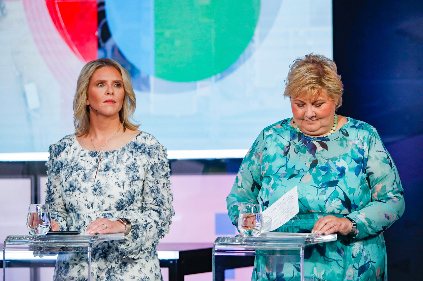 Erna Solberg og Sylvi Listhaug under partilederdebatt i TV 2 sine lokaler i Media City Bergen.