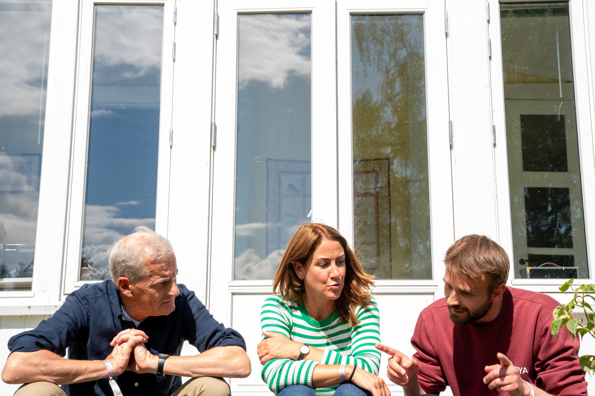 Statsminister Jonas Gahr Støre, Tonje Brenna og Jan Christian Vestre intervjues før fotballkampen mellom Arbeiderpartiet og
Arbeidernes ungdomsfylking (AUF) på AUFs sommerleir på Utøya 2023. FOTO: ANNIKA BYRDE / NTB