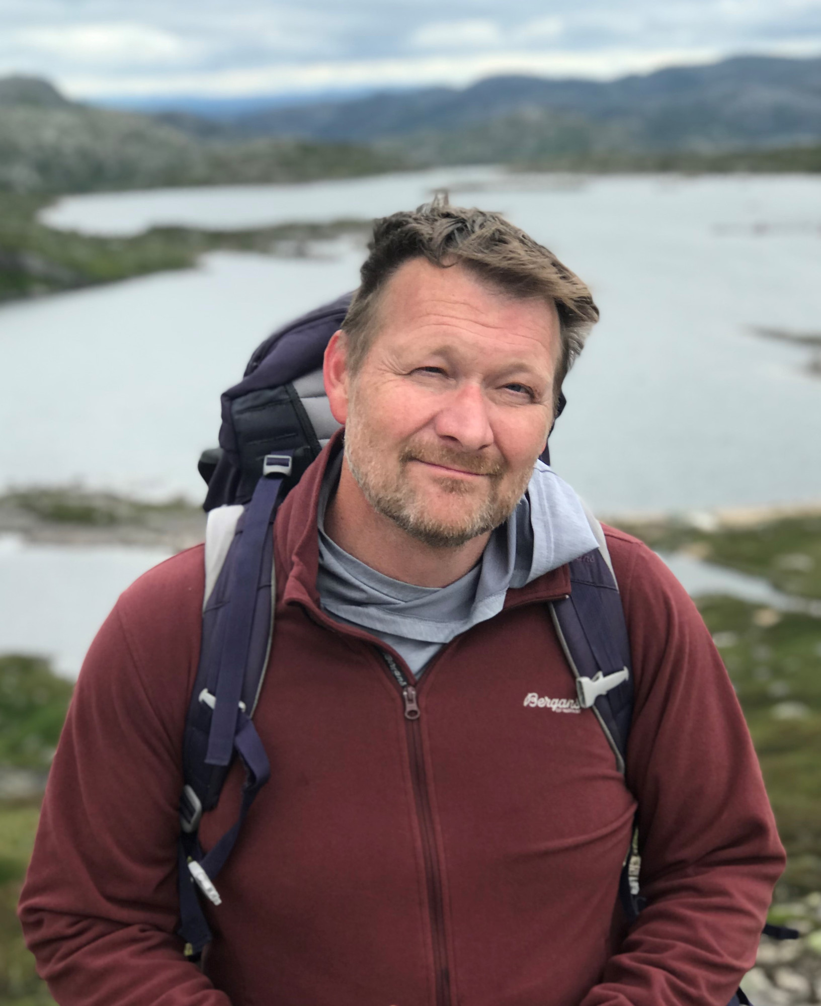 Portrett av Eivind Refsnes i fjellandskap.