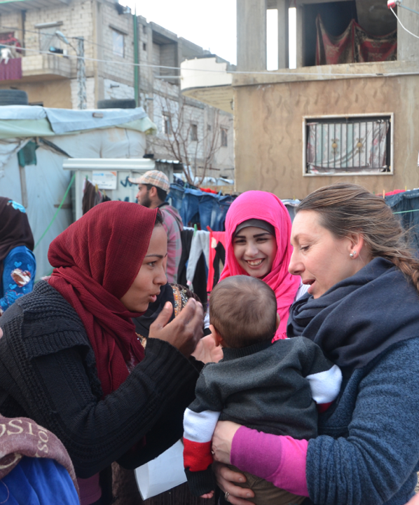 I Bekaadalen i Libanon har millioner av syriske flyktninger aldri hatt noen mulighet til å bli satt på en liste for å bli kvoteflyktninger. Her deler Quintano ut mat til en syrisk familie. FOTO: PRIVAT