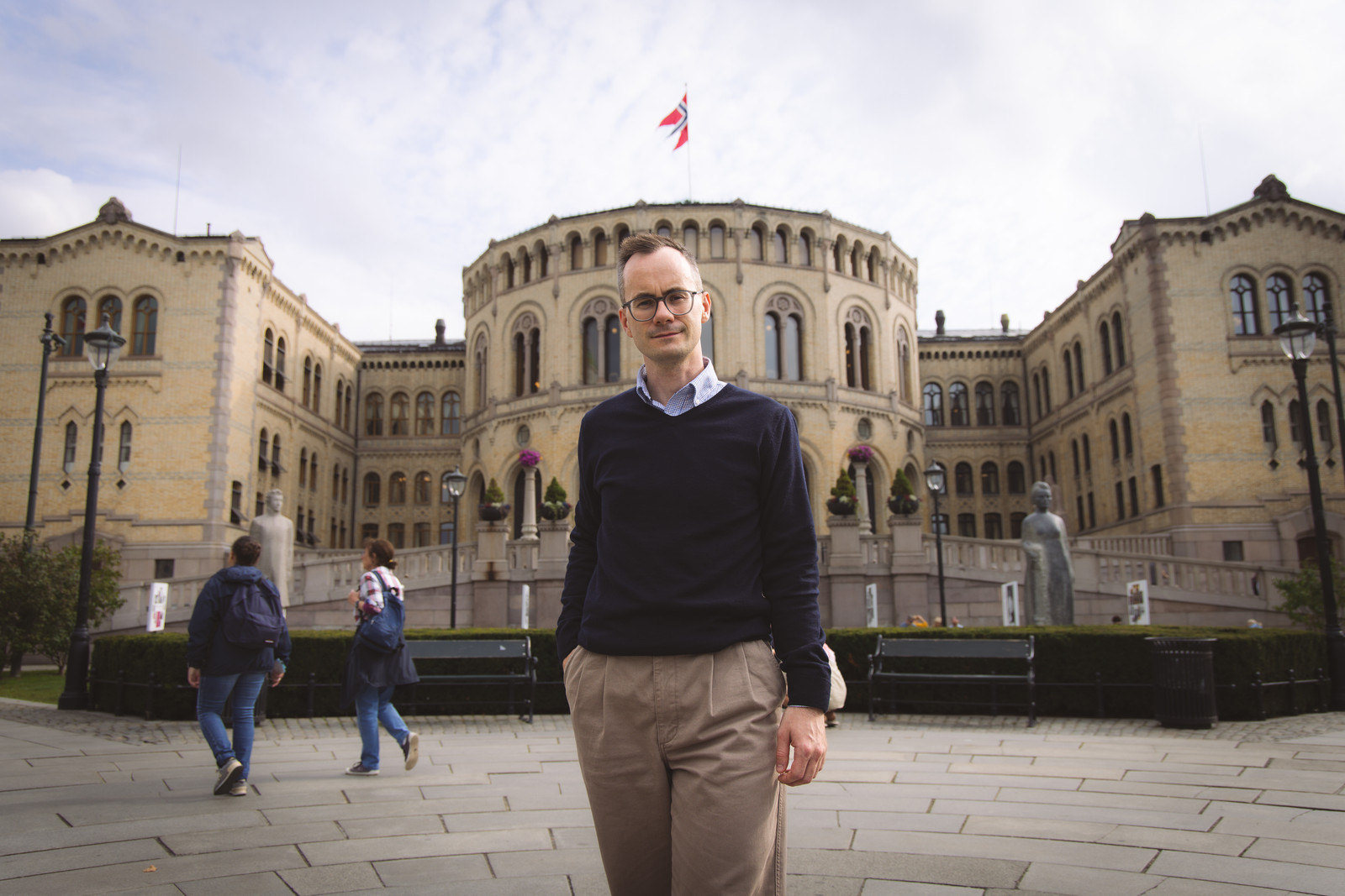 Jonas Maas Nilsen, nestleder og skolepolitisk talsperson i MDG, ymter om satsing på lærebøker i årets budsjettforhandlinger. Avbildet foran Stortinget. Foto: Ane Skarvøy / MDG